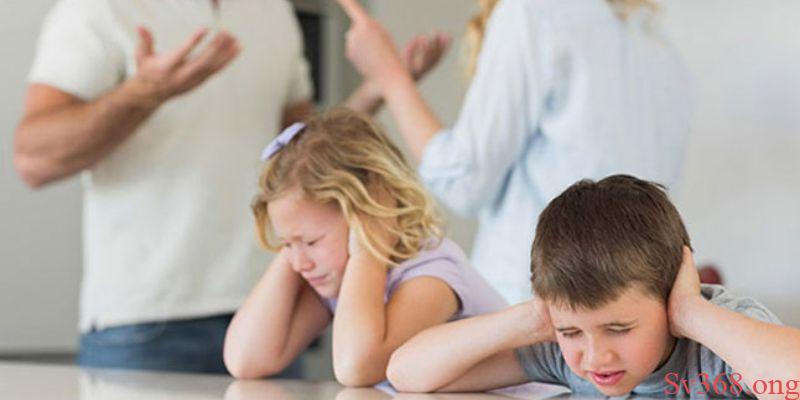 mơ thấy vợ chồng đánh nhau Chiêm bao thấy có vợ chồng lạ đánh nhau trong nhà mình