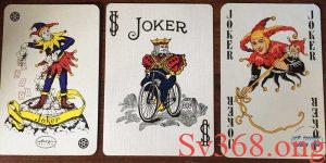 Lá bài joker được thiết kế đặc biệt, khác biệt so với những lá khác